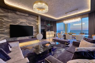 Presidential-Suite | Wohnbereich | 55-Zoll-LCD-Fernseher mit Satellitenempfang, iPod-Dockingstation