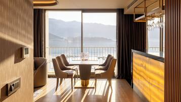 Premier-sviitti, 2 makuuhuonetta, näköala venesatamaan | Näkymä huoneesta