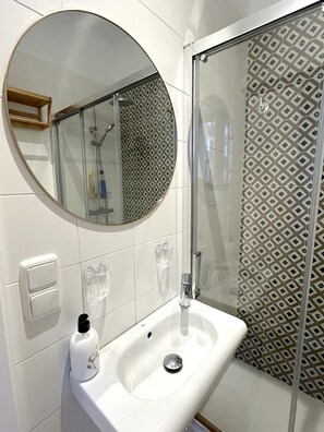 Shower, hair dryer, towels, soap - Corazón Donostiarra (Donostia)