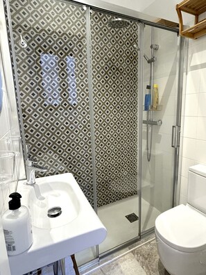 Douche, sèche-cheveux, serviettes fournies, savon