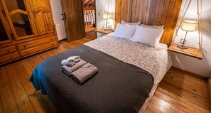 Traditional House, 3 Bedrooms, Mountain View | 3 bedrooms, bed sheets