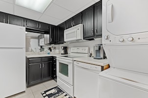 Condo com design assinado, 2 quartos, sacada, vista para o rio | Cozinha privada | Geladeira, micro-ondas, fogão, cooktop