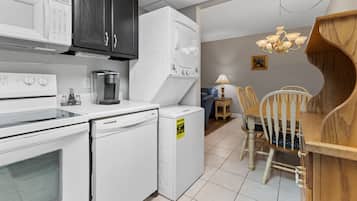 Bloc d'apartaments destacat, 2 dormitoris, balcó, vistes al riu | Cuina privada | Frigorífic, microones, forn i placa de cuina