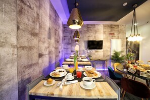Free daily buffet breakfast - Bourbon House (Naples)