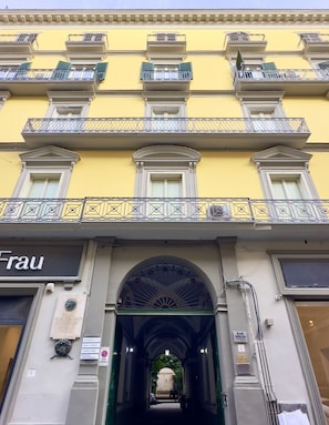 Front of property - Bourbon House (Naples)