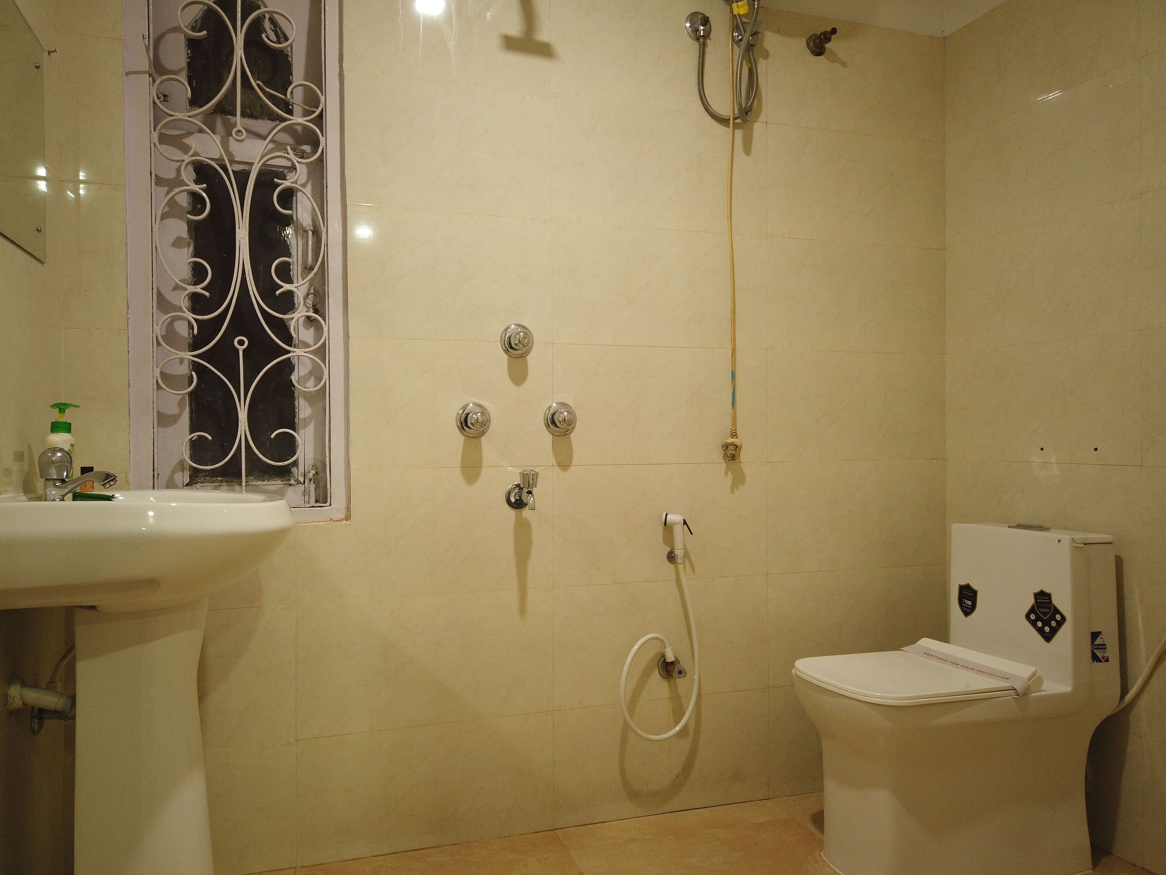 Un baño con lavabo, inodoro y ducha.
