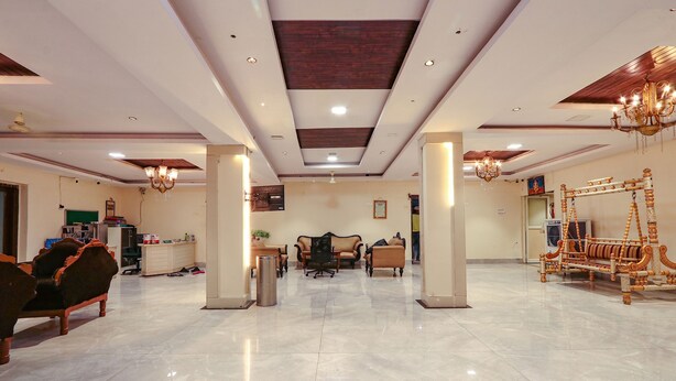 A spacious lobby with a high ceiling, chandeliers, and a central seating area. - Fabhotel Maruthi Residency (Hyderabad)