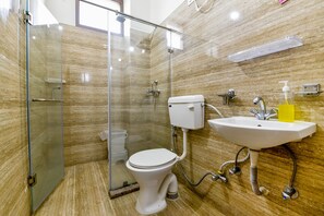Shower, rainfall showerhead, free toiletries, towels - Fabhotel Moon Light Palace (Jaipur)