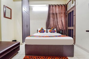 Egyptian cotton sheets, premium bedding, in-room safe, soundproofing - Fabhotel Moon Light Palace (Jaipur)