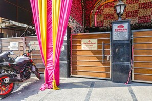 Property entrance - FabHotel RS Golden (New Delhi)