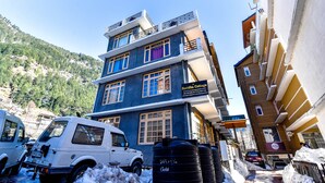 A multi-story building with a sign for 'Suvindha Cottage'. - Fabhotel Suvidha Cottage (Manali)