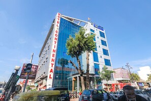 A multi-story hotel with a prominent sign reading "HOTEL CONTINENTAL". - Fabhotel Prime The Continental (Lucknow)