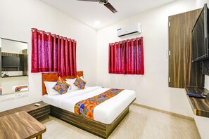Egyptian cotton sheets, premium bedding, in-room safe, free WiFi - Fabexpress Green View (Mumbai)