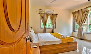Egyptian cotton sheets, premium bedding, in-room safe, free WiFi