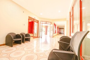 Lobby sitting area - Fabhotel Prime Jvs Beauty Green Resorts (Hyderabad)