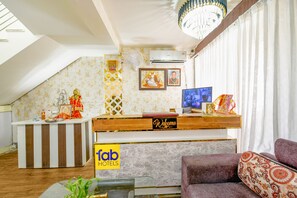 Reception - Fabhotel Prime Happy Feet Luxury Homestay (Dehradun)