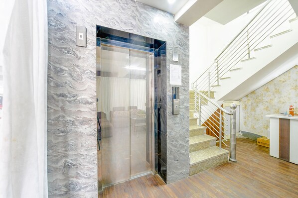 Elevator - Fabhotel Prime Happy Feet Luxury Homestay (Dehradun)