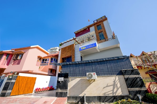 A multi-story hotel with a sign for 'Fab Hotels'. - Fabhotel Prime Happy Feet Luxury Homestay (Dehradun)