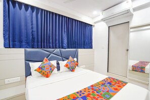 Egyptian cotton sheets, premium bedding, in-room safe, free WiFi - Fabhotel Tapovan Inn (Ahmedabad)