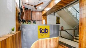 Una mesa de recepción con el logotipo de 'fab hotels'.