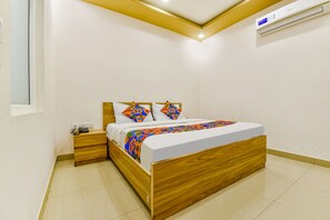Deluxe Room | Egyptian cotton sheets, premium bedding, in-room safe, free WiFi - Fabhotel Bhanwar Niwas (Jaipur)