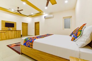 Egyptian cotton sheets, premium bedding, in-room safe, free WiFi - Fabhotel Bhanwar Niwas (Jaipur)