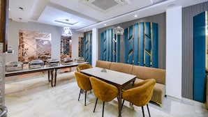 Un comedor moderno con una mesa larga, cuatro sillas y un sofá.