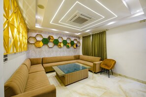 Lobby sitting area - Fabhotel Prime The Posh (Amritsar)