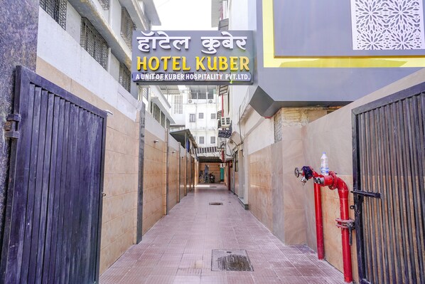 Property entrance - FabHotel Kuber (Navi Mumbai)
