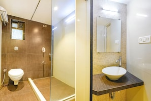 Douche, douche à « effet pluie », articles de toilette gratuits