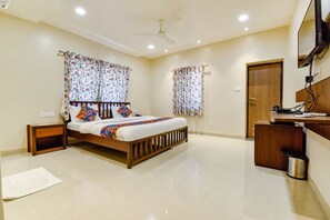 Egyptian cotton sheets, premium bedding, in-room safe, free WiFi
