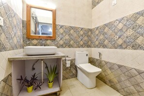 Shower, rainfall showerhead, free toiletries, towels