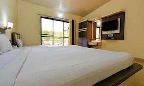 Egyptian cotton sheets, premium bedding, in-room safe, free WiFi - Jk (Mahabaleshwar)