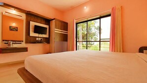 Egyptian cotton sheets, premium bedding, in-room safe, free WiFi - Jk (Mahabaleshwar)