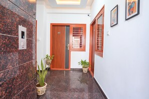 Lobby - Fabhotel Royal Platinum Suites (Bengaluru)