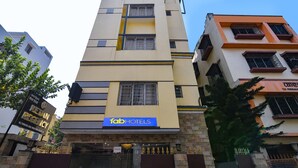 Un hotel de varios pisos con un llamativo letrero de 'Tab Hotels'.