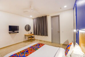 Egyptian cotton sheets, premium bedding, in-room safe, free WiFi - Fabhotel Moon (Gurugram)