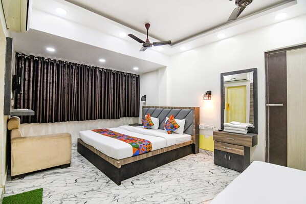 Egyptian cotton sheets, premium bedding, in-room safe, free WiFi - Fabexpress Sr Royale (Kolkata)