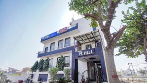 En toetagers bygning med et skilt, der siger 'Hotel PS Villa'.