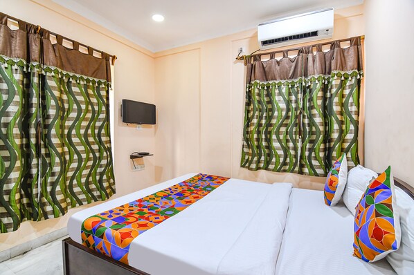 ملاءات من القطن المصري وأغطية فراش متميزة وخزنة داخل الغرفة