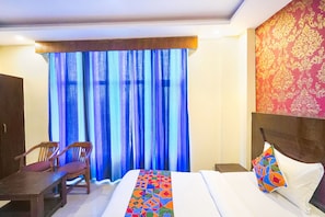 Egyptian cotton sheets, premium bedding, in-room safe, free WiFi - Fabhotel Green View Palace (Noida)
