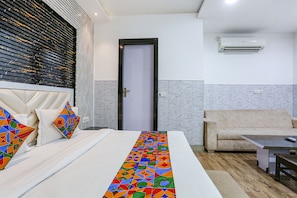 Egyptian cotton sheets, premium bedding, in-room safe, soundproofing - Fabhotel Spb 87 (New Delhi)