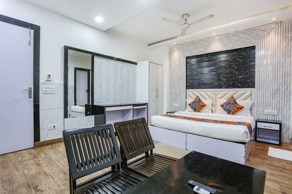 Family Room | Egyptian cotton sheets, premium bedding, in-room safe, soundproofing - Fabhotel Spb 87 (New Delhi)