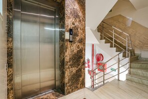 Elevator - Fabhotel Spb 87 (New Delhi)