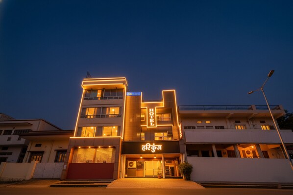 Exterior - FabHotel Hari Kunj 900 m from Kashi Vishwanath Temple (Varanasi)