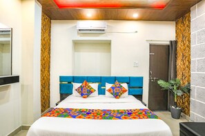 Egyptian cotton sheets, premium bedding, in-room safe, free WiFi - Fabhotel Universal Stay Inn (Nagpur)