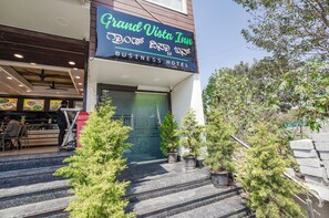 Property entrance - Fabhotel Grand Vista Inn (Bengaluru)