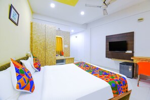 Egyptian cotton sheets, premium bedding, in-room safe, free WiFi - Fabhotel Saiba Residency (Paud)