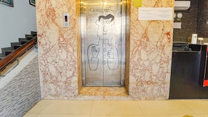 Um elevador com um personagem de desenho animado e o texto 'Subindo?'.