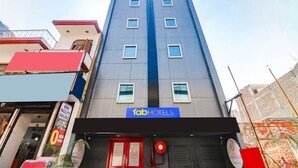Un edificio alto con un cartel que dice 'Fab Hotels'.